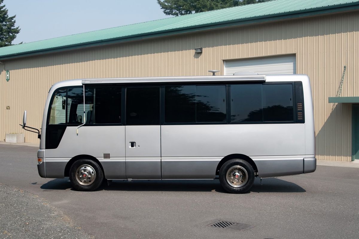 2000 Nissan Civilian Touring 9-Pass Camper  4.2L Diesel, Dually, Auto photo 3